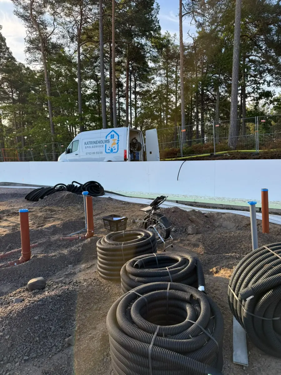 Servicebilen och kamerautrustningen på bygget i Västervik
